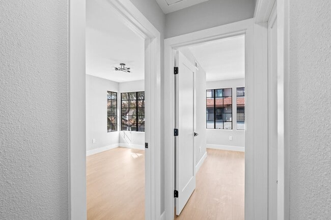 Building Photo - Move-In-Ready Townhome-Style Unit in Chula Vista!