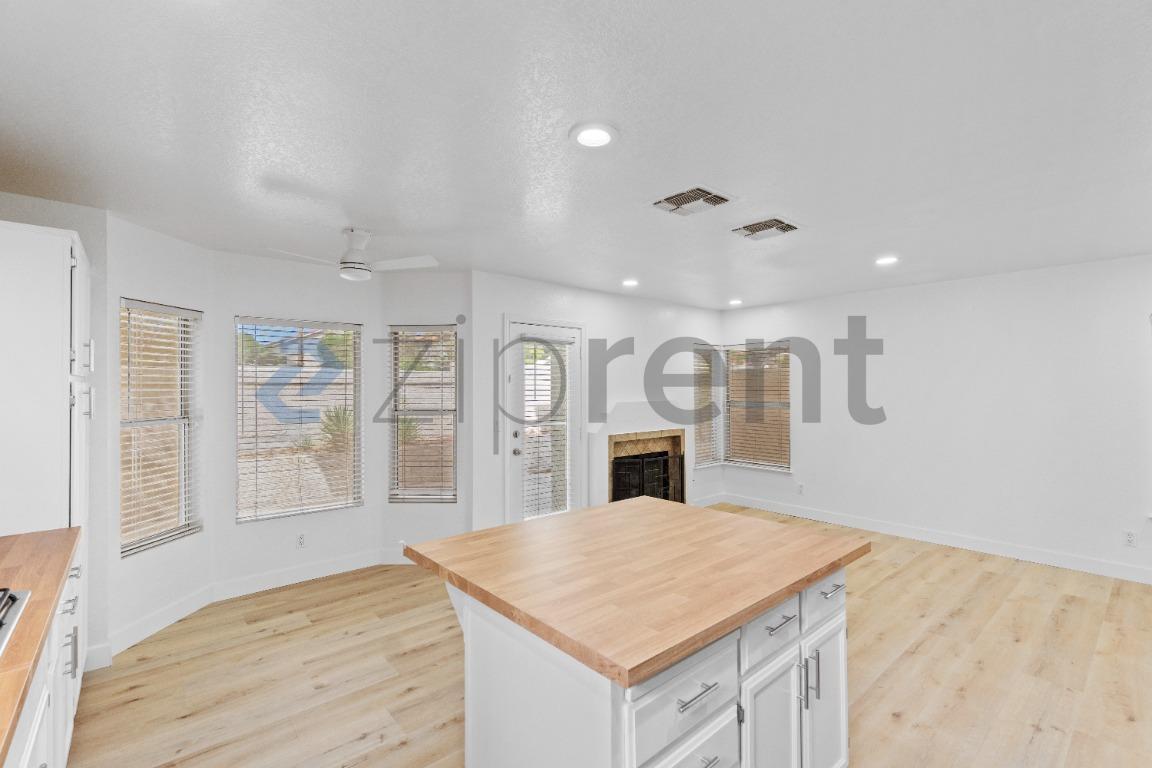 Building Photo - Unit