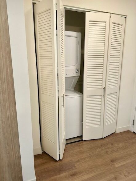 Building Photo - 350 N Canal St