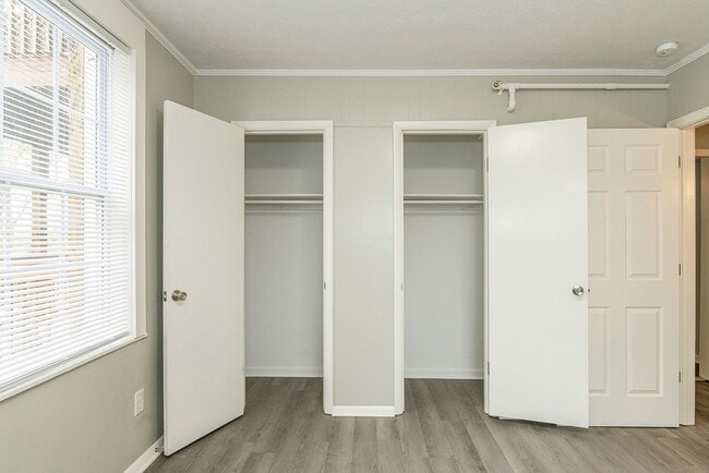 Building Photo - Beautifully renovated 2nd floor, 2 Bdr 1 bath unit in Maryville, TN - Available NOW!