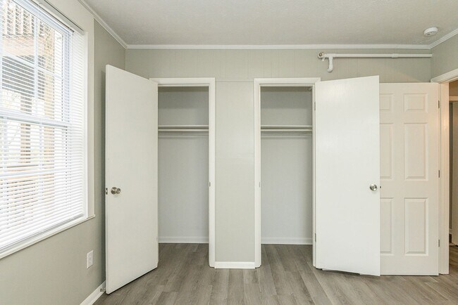 Building Photo - Beautifully renovated 2nd floor, 2 Bdr 1 bath unit in Maryville, TN - Available NOW with lower se...