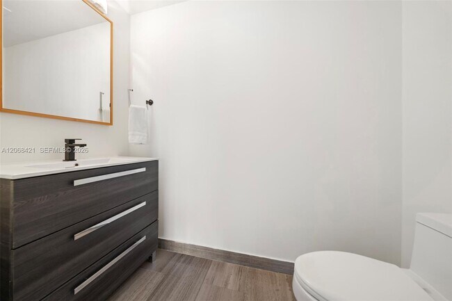 Building Photo - 1300 Brickell Bay Dr