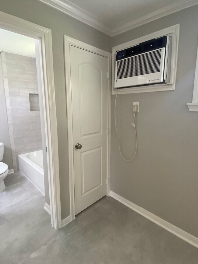 Building Photo - 211 W 17th St