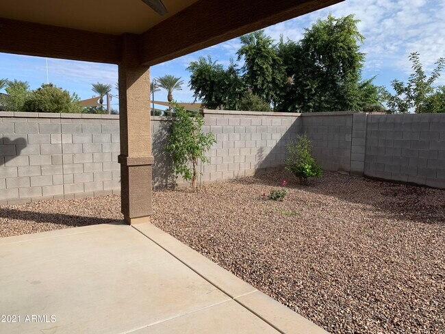 Building Photo - 41599 N Willow Ct