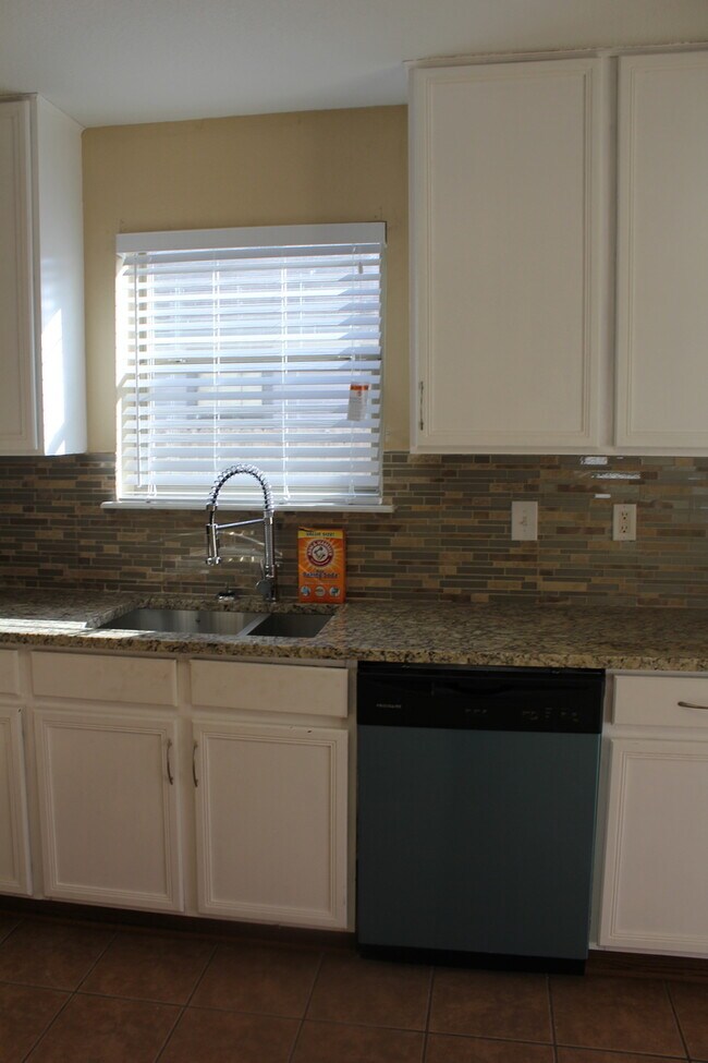 Building Photo - Kyle Home in Waterleaf  Great schools and neighborhood with pool