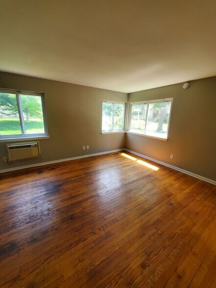 Primary Photo - 2448 W Kilbourn Ave