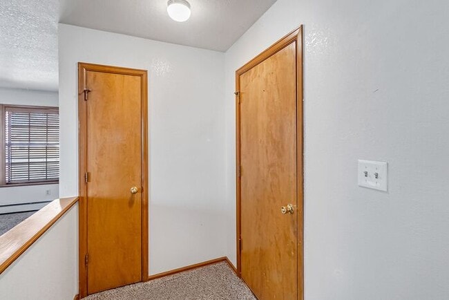 Building Photo - Charming 2-bedroom, 2-bathroom townhome with a 1-car garage