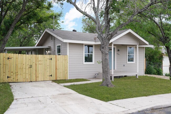 Building Photo - 3 bedroom 2 bath less than a mile from Fort Sam AFB!