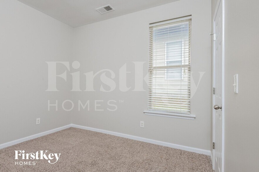 Building Photo - 1000 Medinah Dr