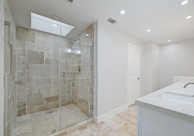 Building Photo - 915 Daria Dr