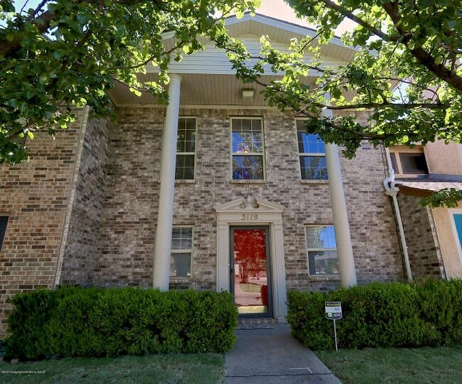 Building Photo - 2 bed, 2.5 bath townhome