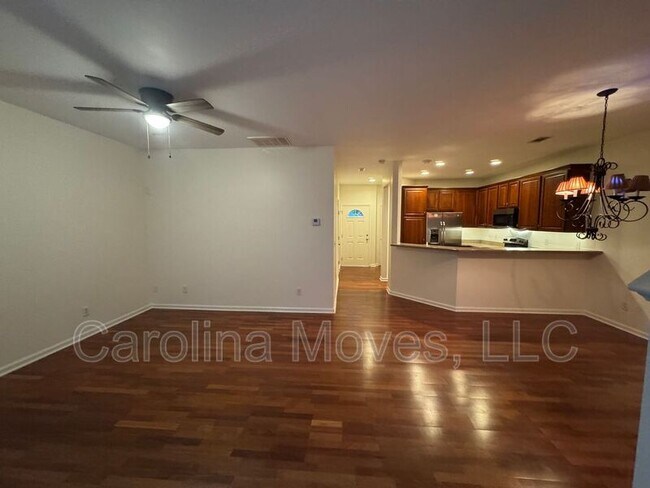 Building Photo - 121 Pine Walk Dr