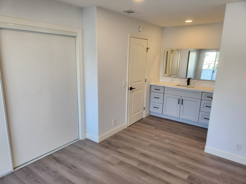 Building Photo - 1379 S Park Ave