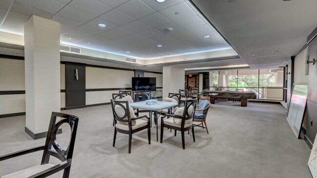 Building Photo - 2555 Collins Ave