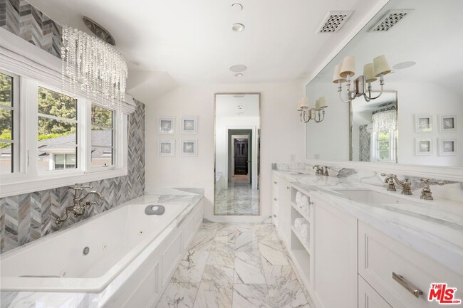 Building Photo - 1214 Coldwater Canyon Dr