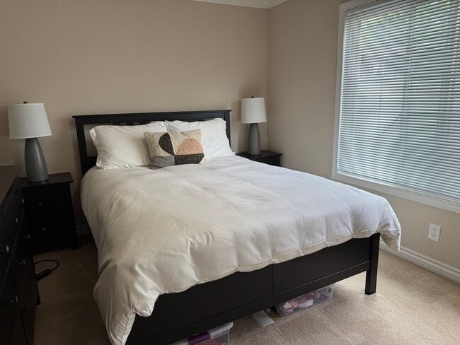 Building Photo - One story home in Camarillo's Mission Oaks area