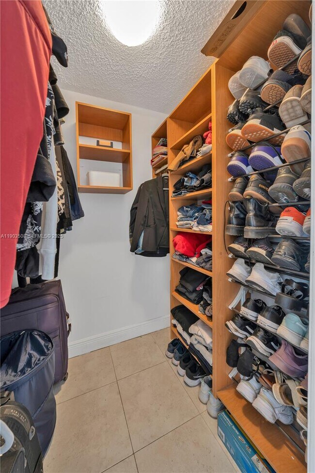 Building Photo - 2016 Bay Dr