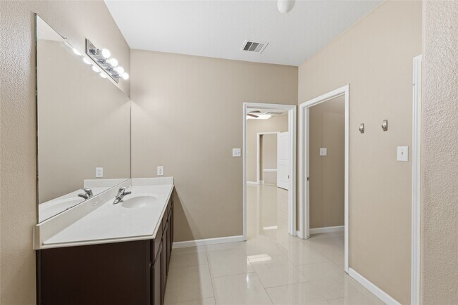 Building Photo - 8234 Hall View Dr
