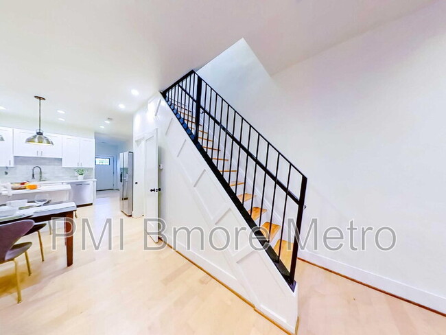 Building Photo - 2329 E Madison St