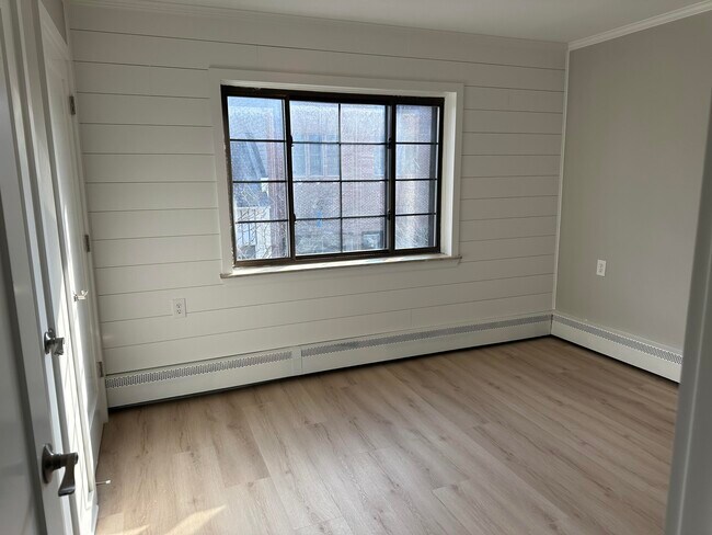 Building Photo - 137 N Center St