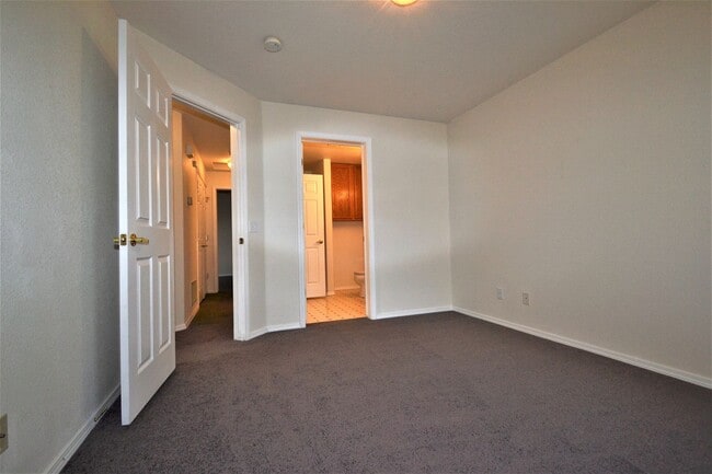Building Photo - Cute & Cozy Apartment with One Car Garage ...