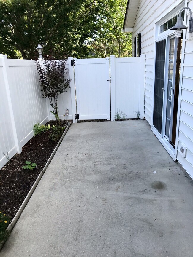 Building Photo - Beautiful townhouse style condo in Ridgely Manor - App Pending!