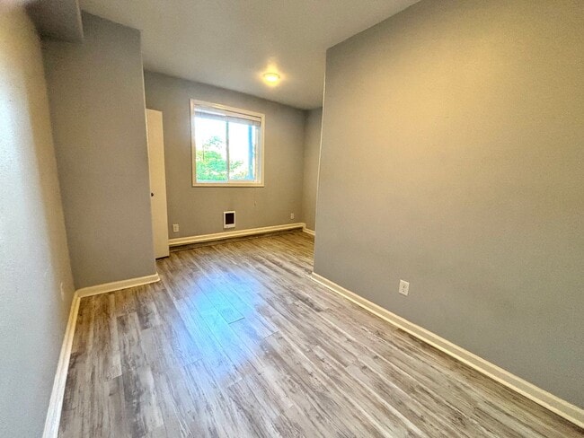 Building Photo - Update 3 Bedroom Home in Beaverton!