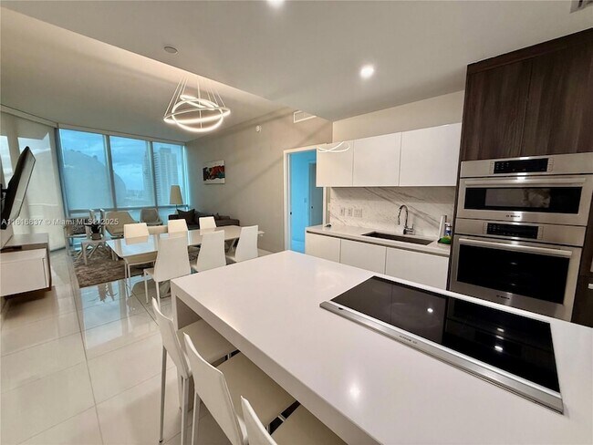 Building Photo - 851 NE 1st Ave