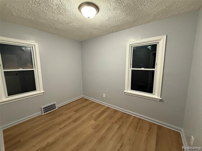 Building Photo - 20084 Greenview Ave