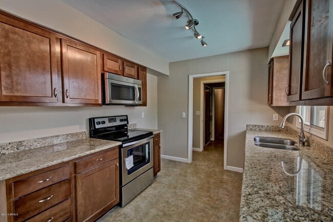 Building Photo - 1030 E Manhatton Dr