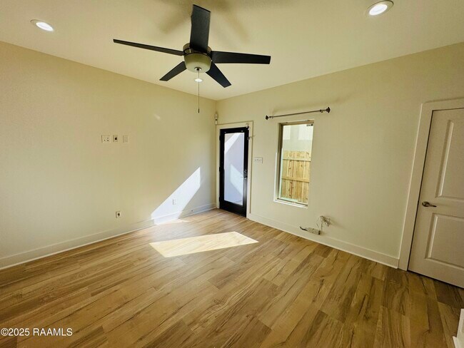 Building Photo - 113 Bayou St