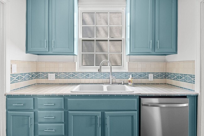 Building Photo - Stunning, remodeled rental in Historic Fra...