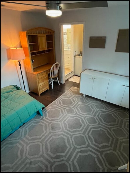 Main room 3 - 4350 Corinth Ave