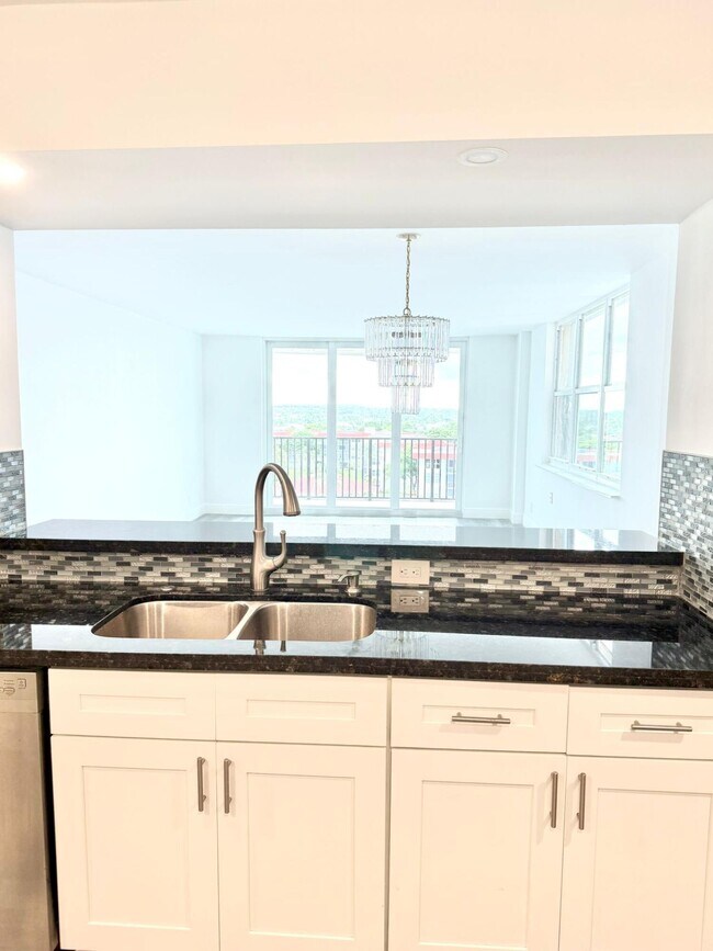Building Photo - 1150 Hillsboro Mile