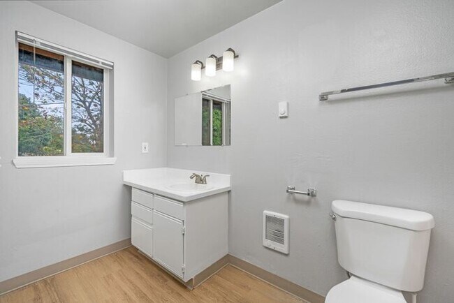 Building Photo - Large 2 bed 1.5bath townhouse