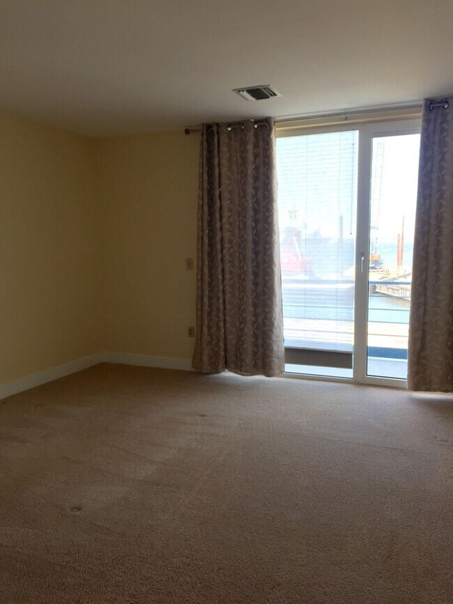 Building Photo - Downtown