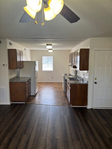 Building Photo - 208 Maple St