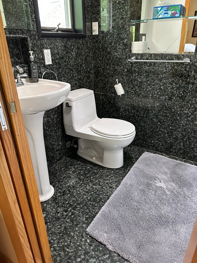 Building Photo - 16 Gibbons Ln