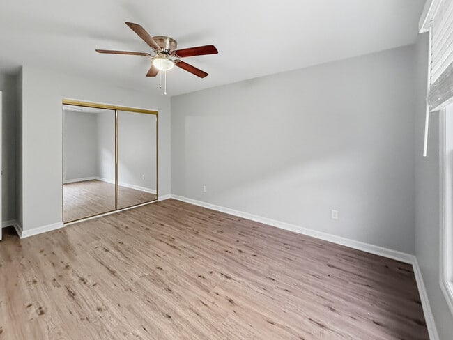 Building Photo - Town Home