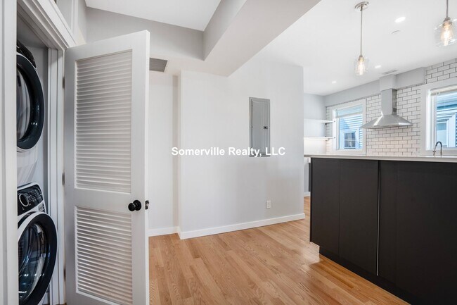 Building Photo - 3 BED 2 BATH IN ALLSTON AVAILABLE JAN 1st!!