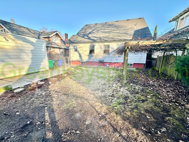 Building Photo - Huge House next to Irving Park with Fully ...