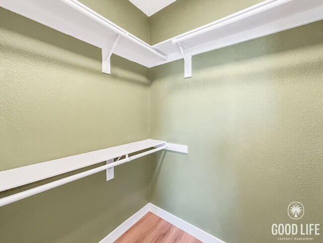 Building Photo - Stunning 3BD/2.5BA Townhouse in Eastlake W...