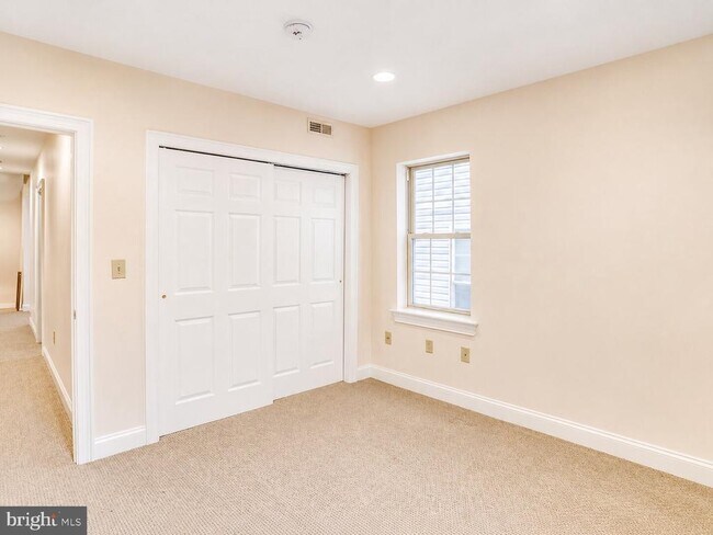 Building Photo - 2542 W Girard Ave