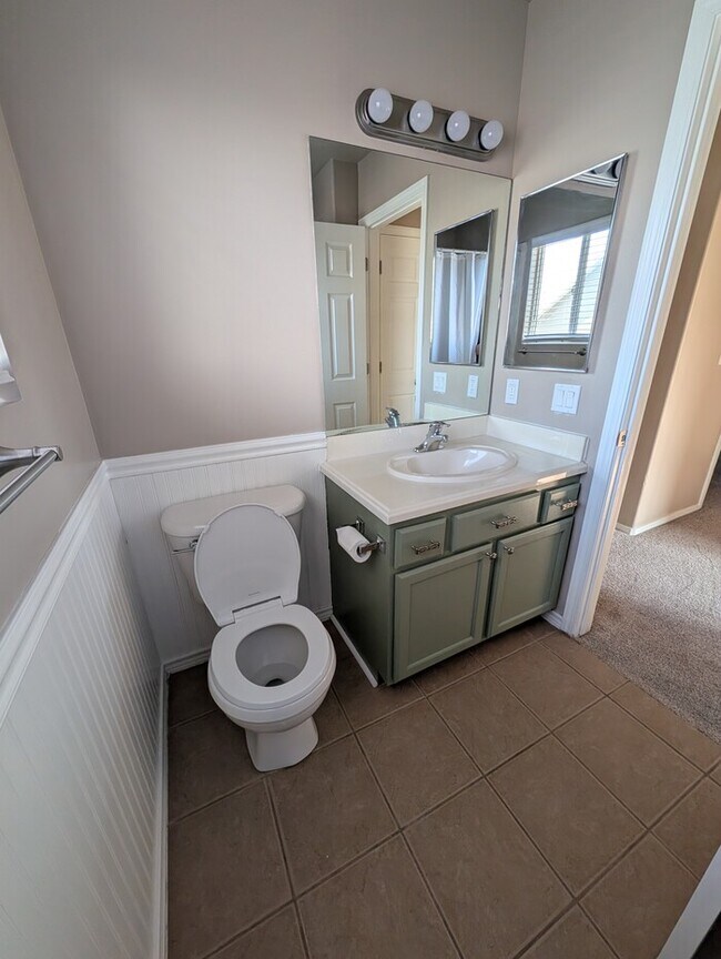 Building Photo - 5 Bedroom Home New Carpet and Paint