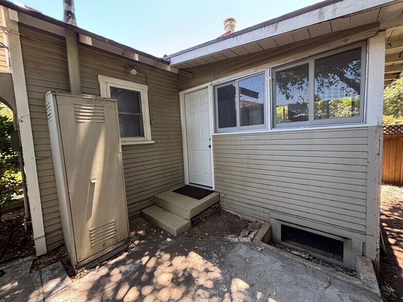Building Photo - 107 S Meridith Ave