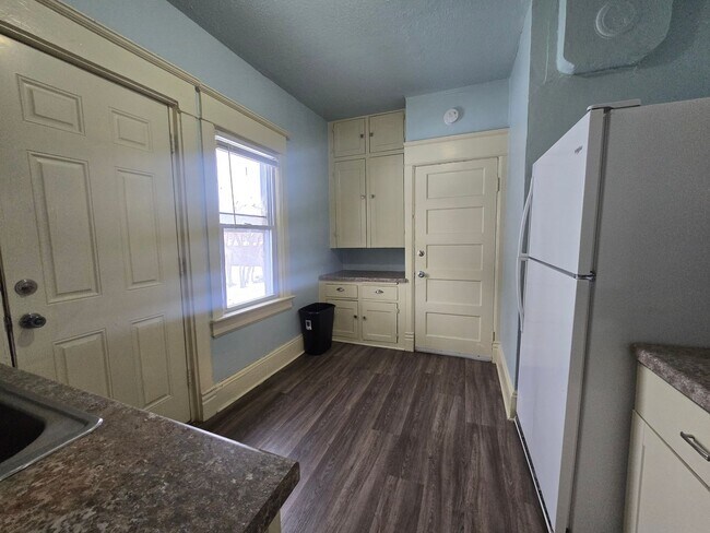 Building Photo - 406 Naymut St