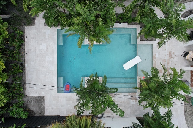 Building Photo - 634 SE 3rd Ave