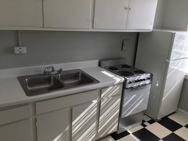 Kitchen - Redmont Gardens Apartments