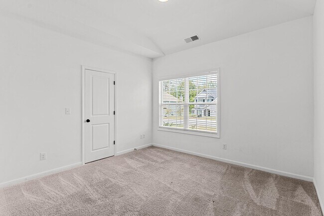 Building Photo - 3004 Earlham Wy