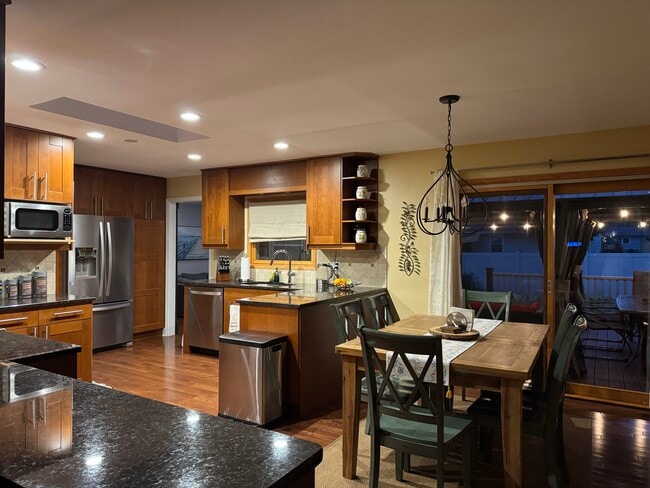 Building Photo - 260 Fern Dr